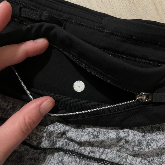 Lululemon Speed Shorts 2.5”- Size 4 - Picture 3 of 3